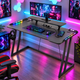 CyberCart RGB spēļu galds ar Z formas izturīgu tērauda rāmi un oglekļa šķiedras teksturētu virsmu, ergonomisks datora galds spēlētājiem