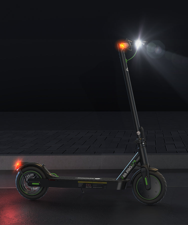 The bright front and rear lights of the isinwheel S9PRO electric scooter ensure visibility and safety for night riding.
