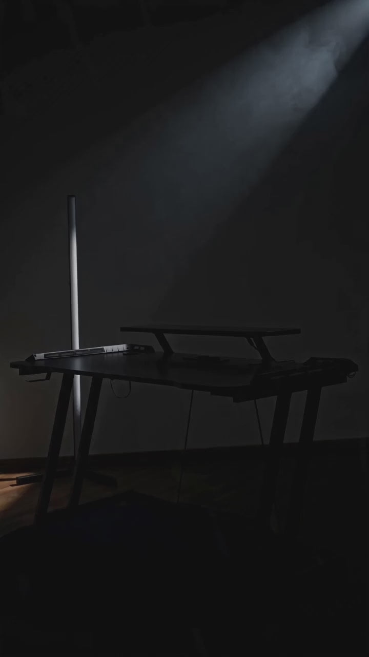 CyberCart Bureau gaming RGB avec structure robuste en acier en forme de Z et surface texturée en fibre de carbone, bureau PC ergonomique pour gamers-Précommande